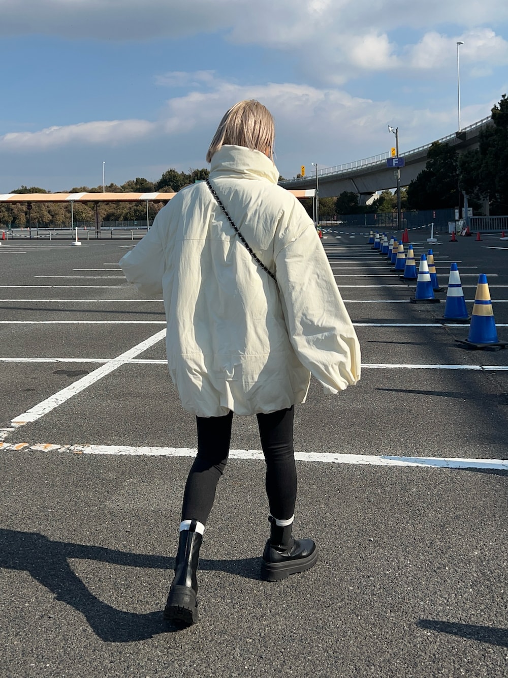 「冬コーデ、黒スキニー、冬アウター、ママコーデ、158cm、骨格ナチュラル、大人カジュアル、オトナカジュアル、大人コーデ、30代コーデ、シンプルコーデ、モノトーン、お出かけコーデ、今日のコーデ、ラクチンコーデ」｜「LEPSIMのエアサーマルマルチWAYフードコート　116904（ダウンジャケット/コート、ホワイト系）」を使った、12anna23さん（レディース・158cm）の冬コーディネートの3枚目の写真