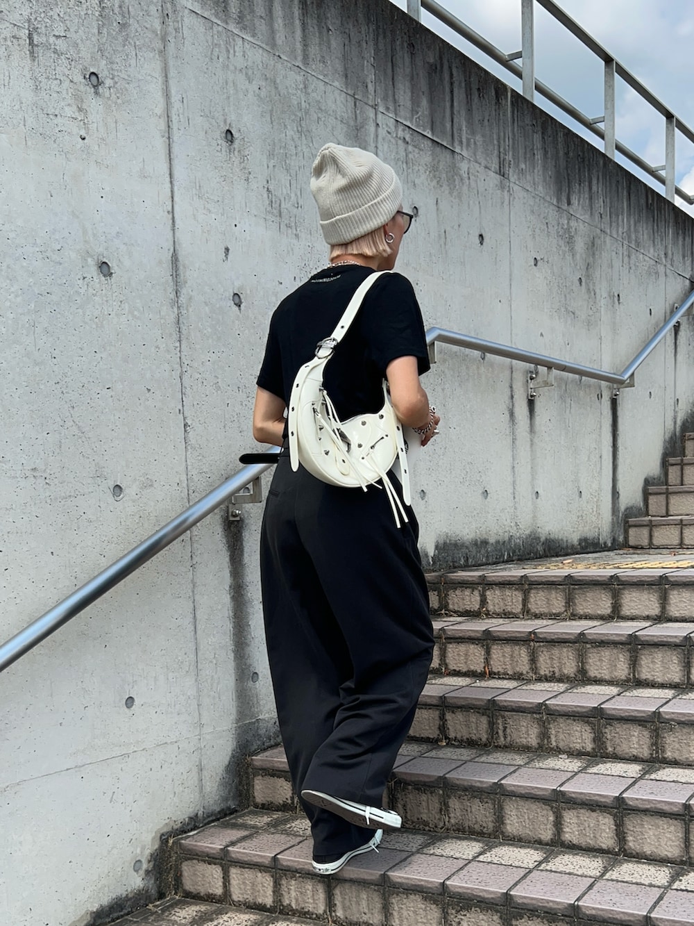 「アツいコーデ全部見せ、お出かけコーデ、Tシャツ、リブT、モノトーン、モノトーンコーデ、パンツスタイル、ママコーデ、30代コーデ、カジュアル、シンプルコーデ、大人カジュアル、夏コーデ、カジュアルコーデ、骨格ナチュラル」｜「COLONY 2139の2タックワイドパンツ（スラックス、グレー系）」を使った、12anna23さん（レディース・158cm）の夏コーディネートの3枚目の写真