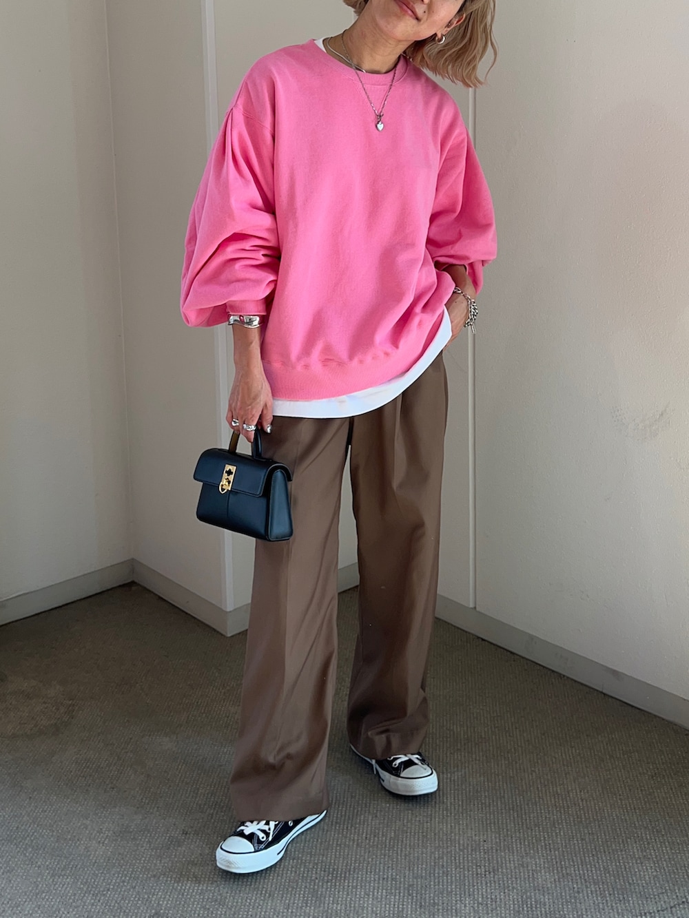 ブラウン系のその他パンツ、ブラック系のショルダーバッグ、ピンク系のスウェットを着用したレディースの春コーディネートの2枚目の写真