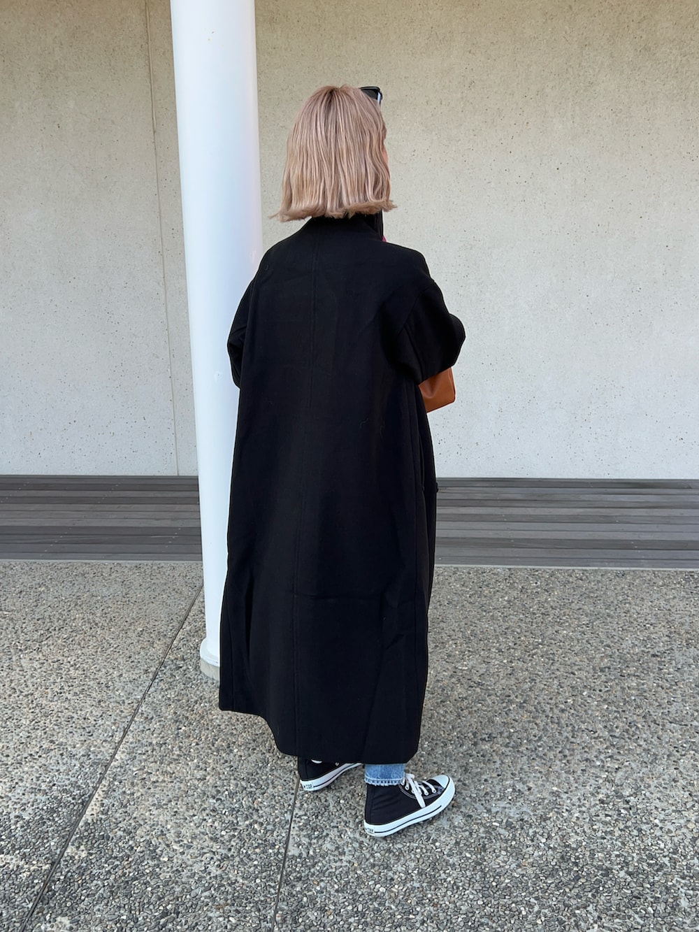 ブラック系のその他アウター、ピンク系のニット/セーター、ブルー系のデニムパンツを着用したレディースの秋コーディネートの2枚目の写真