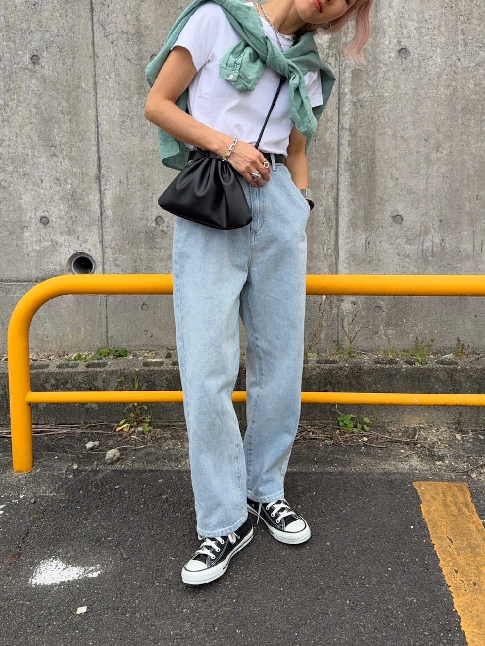 グリーン系のシャツ/ブラウス、ブルー系のデニムパンツ、ベージュ系のキャップを着用したレディースの春コーディネートの3枚目の写真