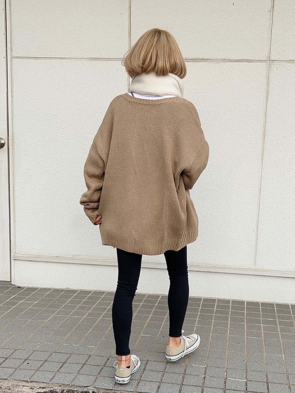 ベージュ系のカーディガン/ボレロ、ブラック系のショルダーバッグ、ブラック系のパンツを着用したレディースの冬コーディネートの2枚目の写真