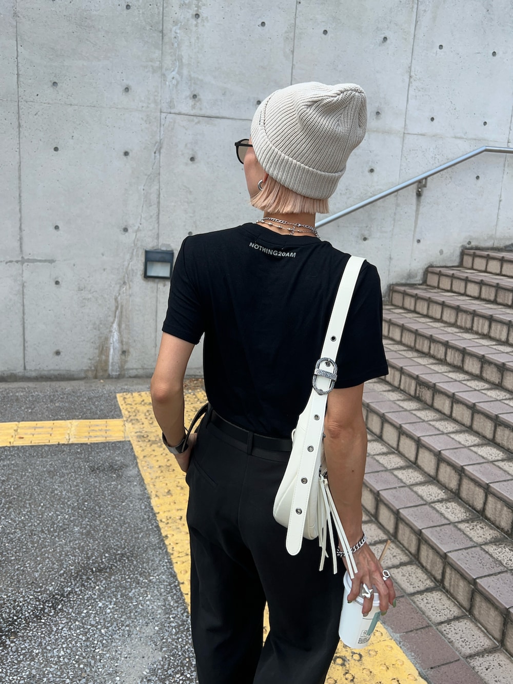 「アツいコーデ全部見せ、お出かけコーデ、Tシャツ、リブT、モノトーン、モノトーンコーデ、パンツスタイル、ママコーデ、30代コーデ、カジュアル、シンプルコーデ、大人カジュアル、夏コーデ、カジュアルコーデ、骨格ナチュラル」｜「COLONY 2139の2タックワイドパンツ（スラックス、グレー系）」を使った、12anna23さん（レディース・158cm）の夏コーディネートの2枚目の写真
