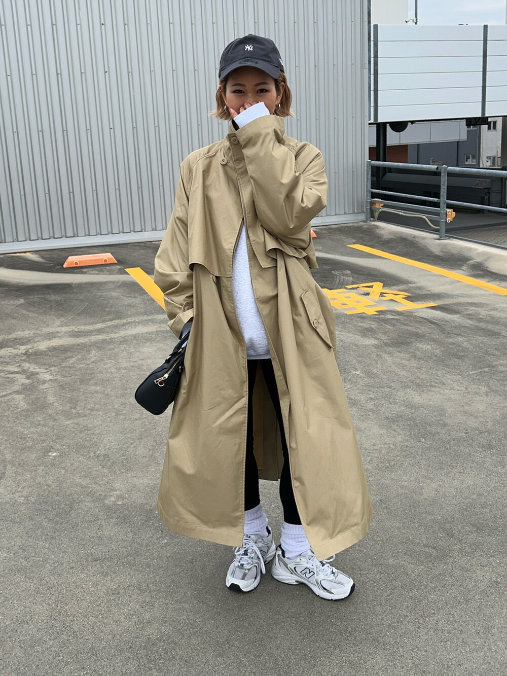 「トレンチコート、春アウター、キャップ、レギンス、スニーカー、スニーカーコーデ、スウェット、158cm、骨格ナチュラル、30代コーデ、お出かけコーデ、カジュアルコーデ、カジュアル、大人カジュアル、きれいめカジュアル」｜「NEW BALANCEの【New Balance】MR530（スニーカー、ホワイト系）」を使った、12anna23さん（レディース・158cm）の冬コーディネートの3枚目の写真
