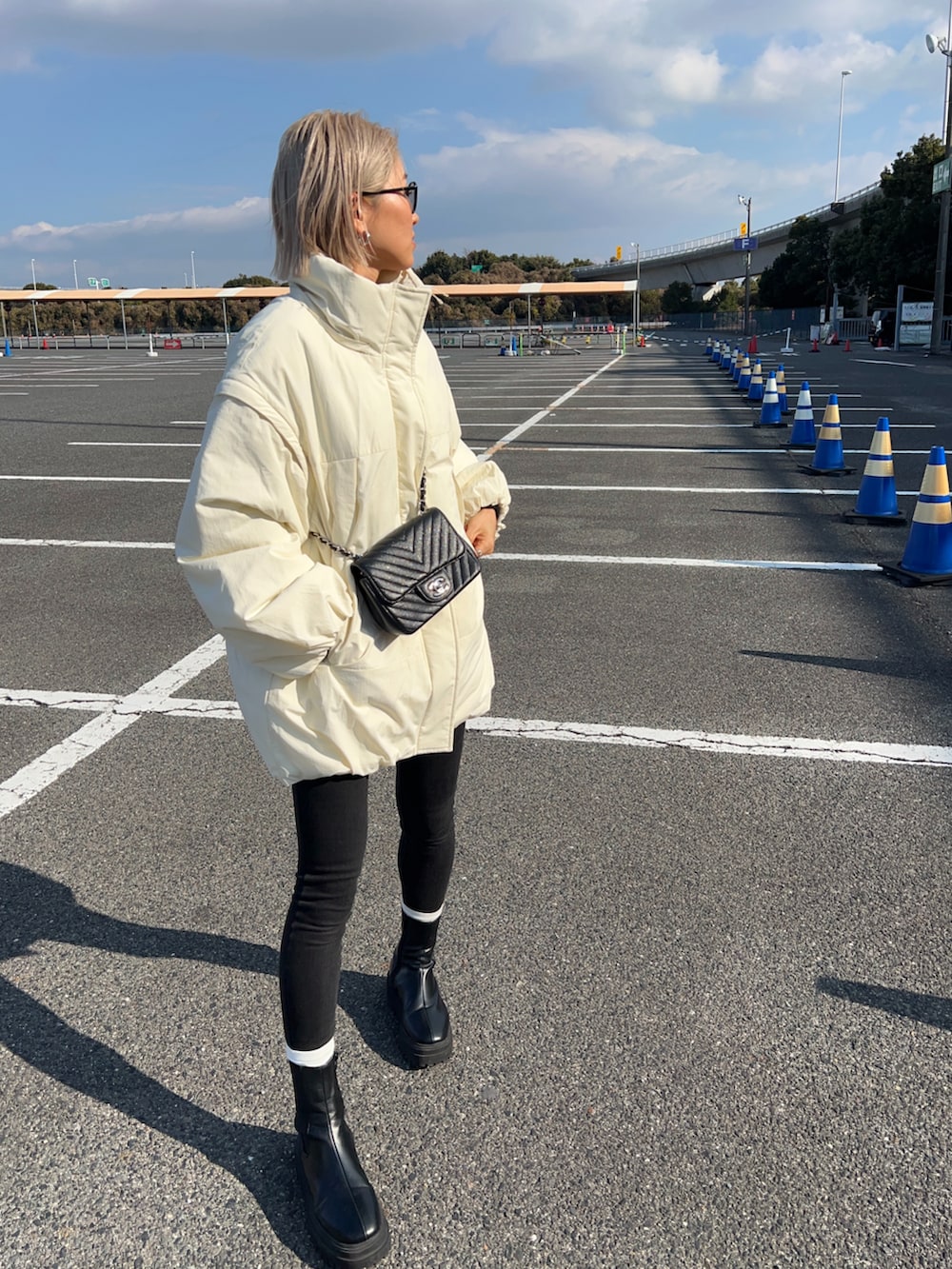 「冬コーデ、黒スキニー、冬アウター、ママコーデ、158cm、骨格ナチュラル、大人カジュアル、オトナカジュアル、大人コーデ、30代コーデ、シンプルコーデ、モノトーン、お出かけコーデ、今日のコーデ、ラクチンコーデ」｜「LEPSIMのエアサーマルマルチWAYフードコート　116904（ダウンジャケット/コート、ホワイト系）」を使った、12anna23さん（レディース・158cm）の冬コーディネートの2枚目の写真