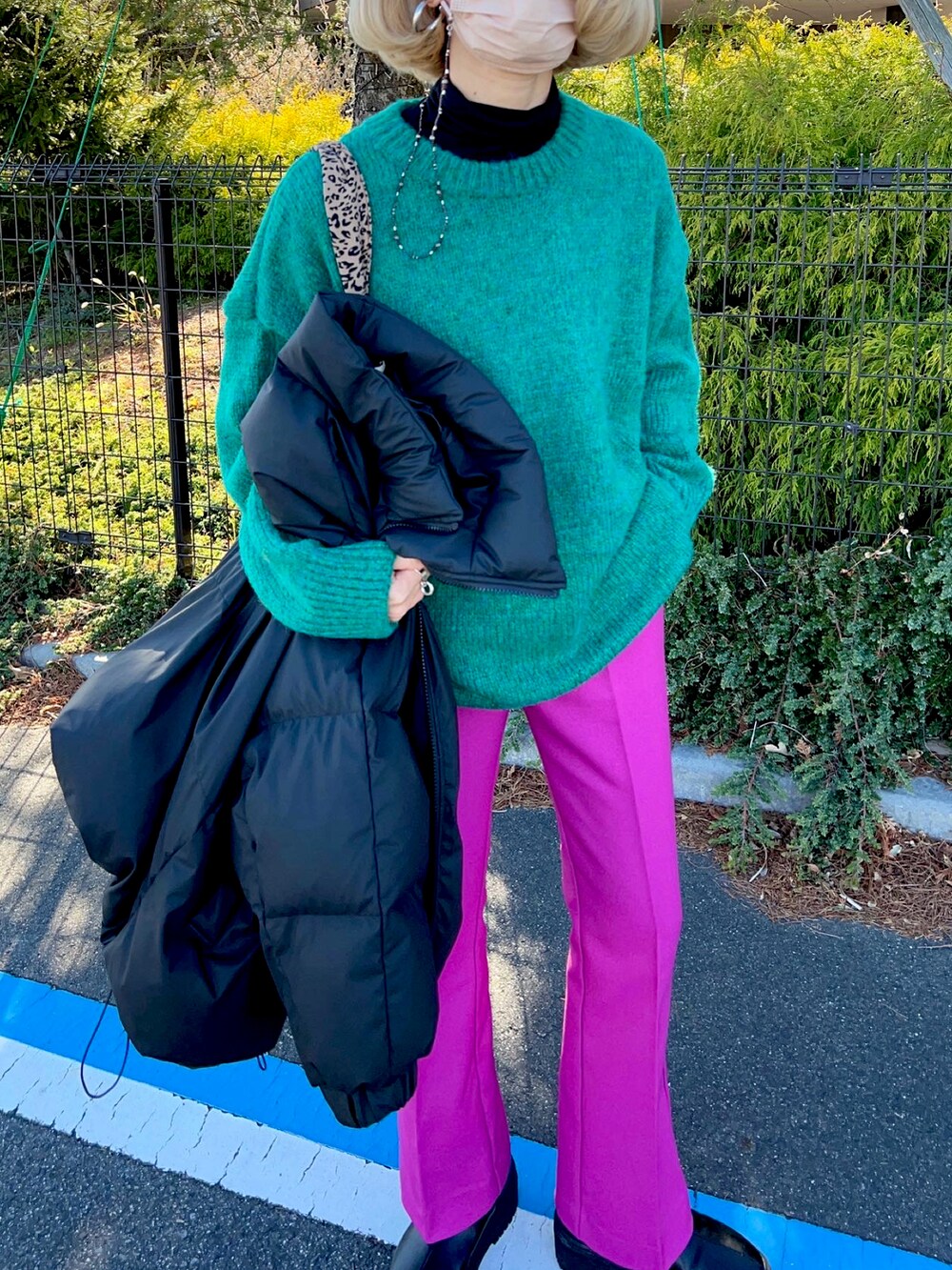 ピンク系のその他パンツ、ブラック系のブーツ、ブラック系のダウンジャケット/コートを着用したレディースの冬コーディネートの4枚目の写真