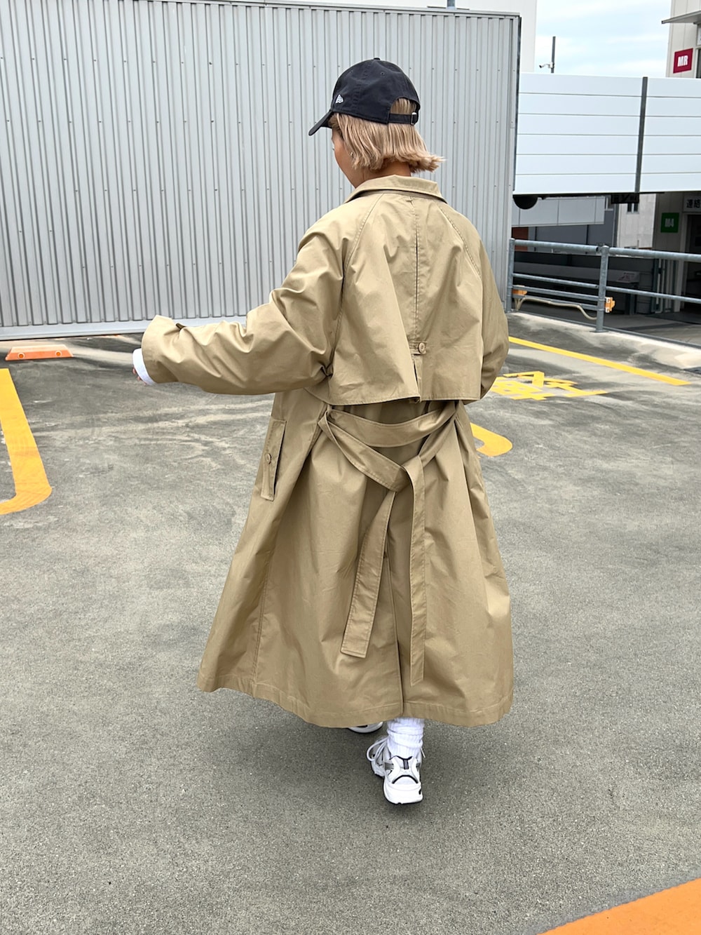 「トレンチコート、春アウター、キャップ、レギンス、スニーカー、スニーカーコーデ、スウェット、158cm、骨格ナチュラル、30代コーデ、お出かけコーデ、カジュアルコーデ、カジュアル、大人カジュアル、きれいめカジュアル」｜「NEW BALANCEの【New Balance】MR530（スニーカー、ホワイト系）」を使った、12anna23さん（レディース・158cm）の冬コーディネートの2枚目の写真