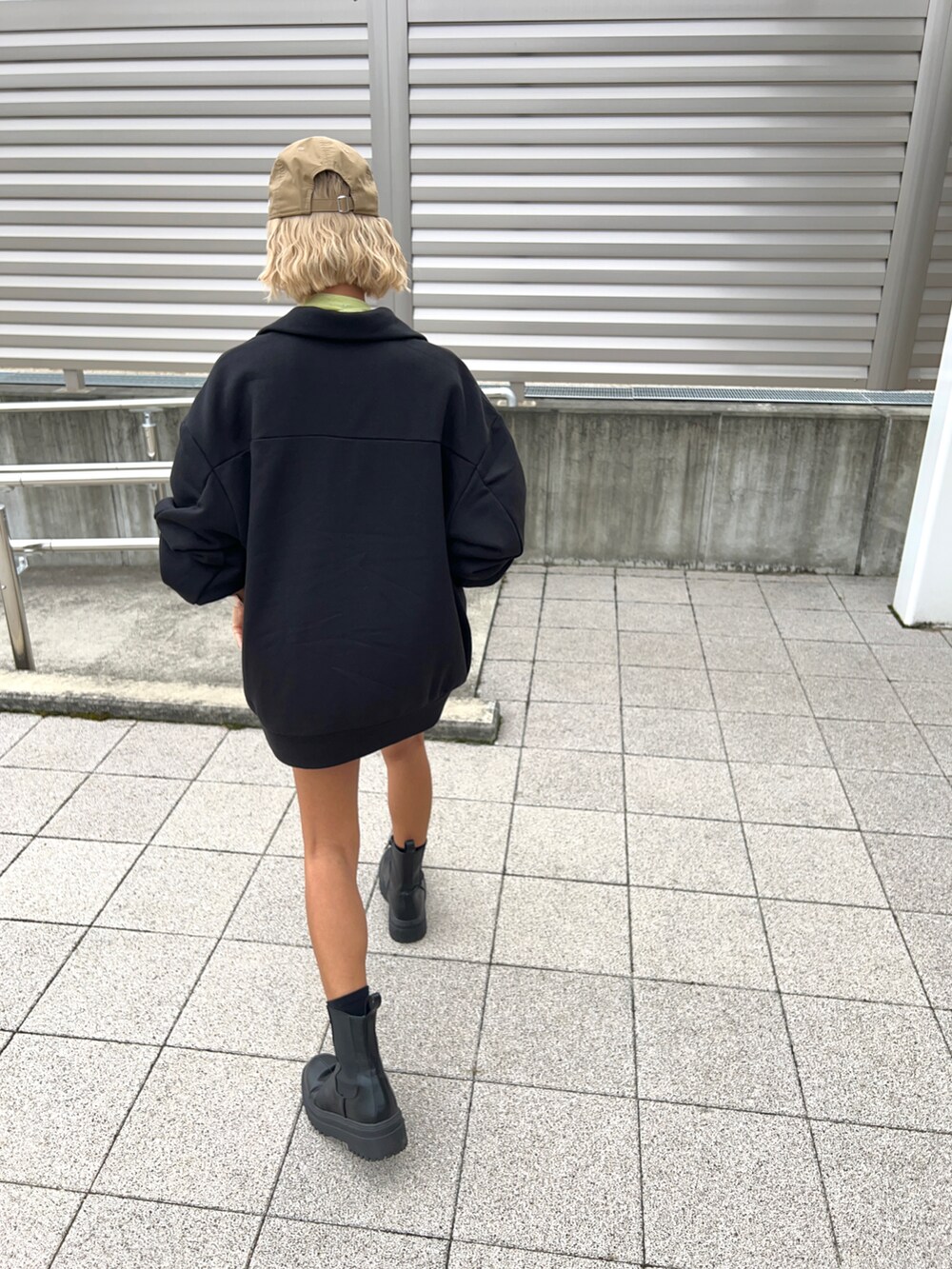 ブラック系のスウェット、グリーン系のTシャツ/カットソー、ブラック系のブーツを着用したレディースの秋コーディネートの4枚目の写真