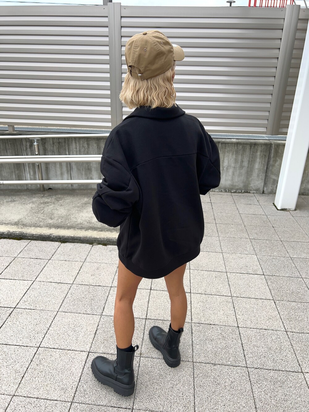 ブラック系のスウェット、グリーン系のTシャツ/カットソー、ブラック系のブーツを着用したレディースの秋コーディネートの3枚目の写真