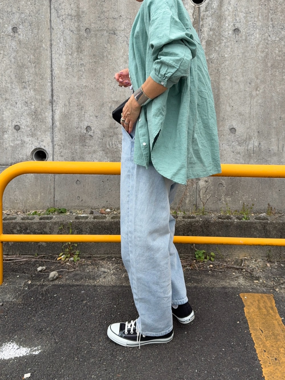 グリーン系のシャツ/ブラウス、ブルー系のデニムパンツ、ベージュ系のキャップを着用したレディースの春コーディネートの5枚目の写真