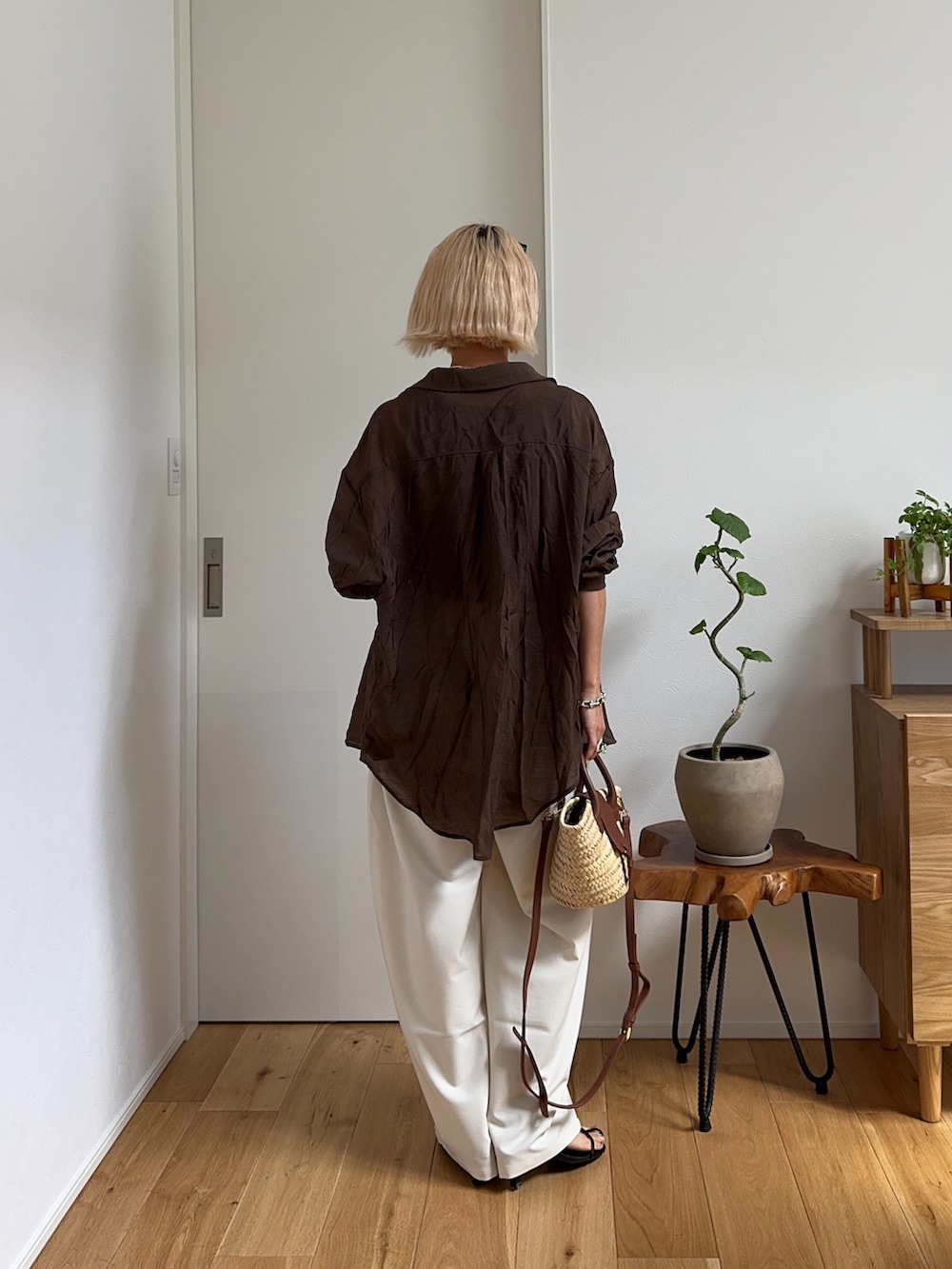 ホワイト系のその他パンツ、ブラウン系のトートバッグを着用したレディースの春コーディネートの2枚目の写真