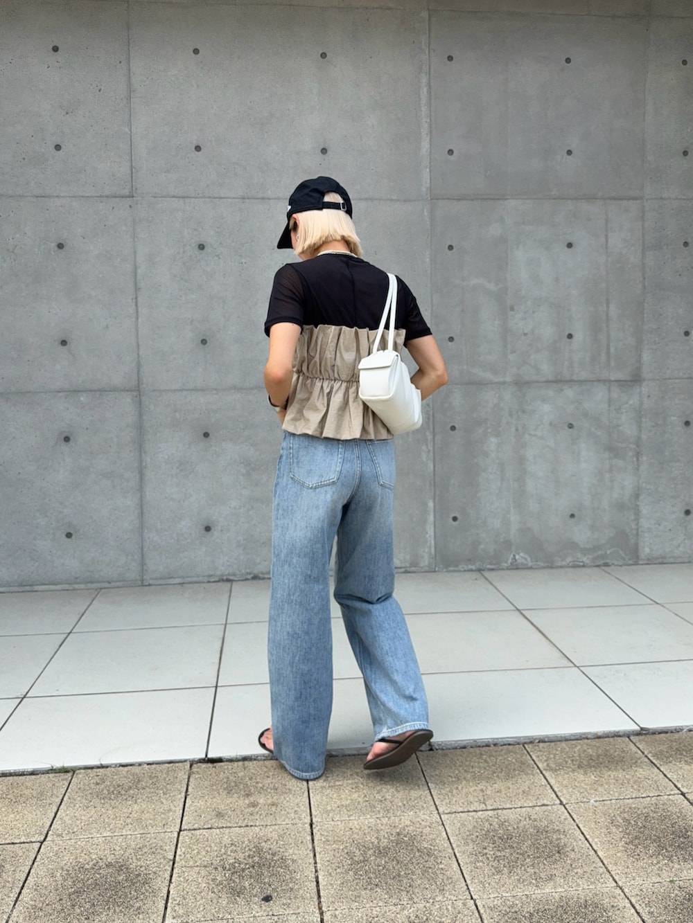 ブラック系のTシャツ/カットソー、ブラック系のショルダーバッグ、ブラック系のシャツ/ブラウスを着用したレディースの夏コーディネートの2枚目の写真