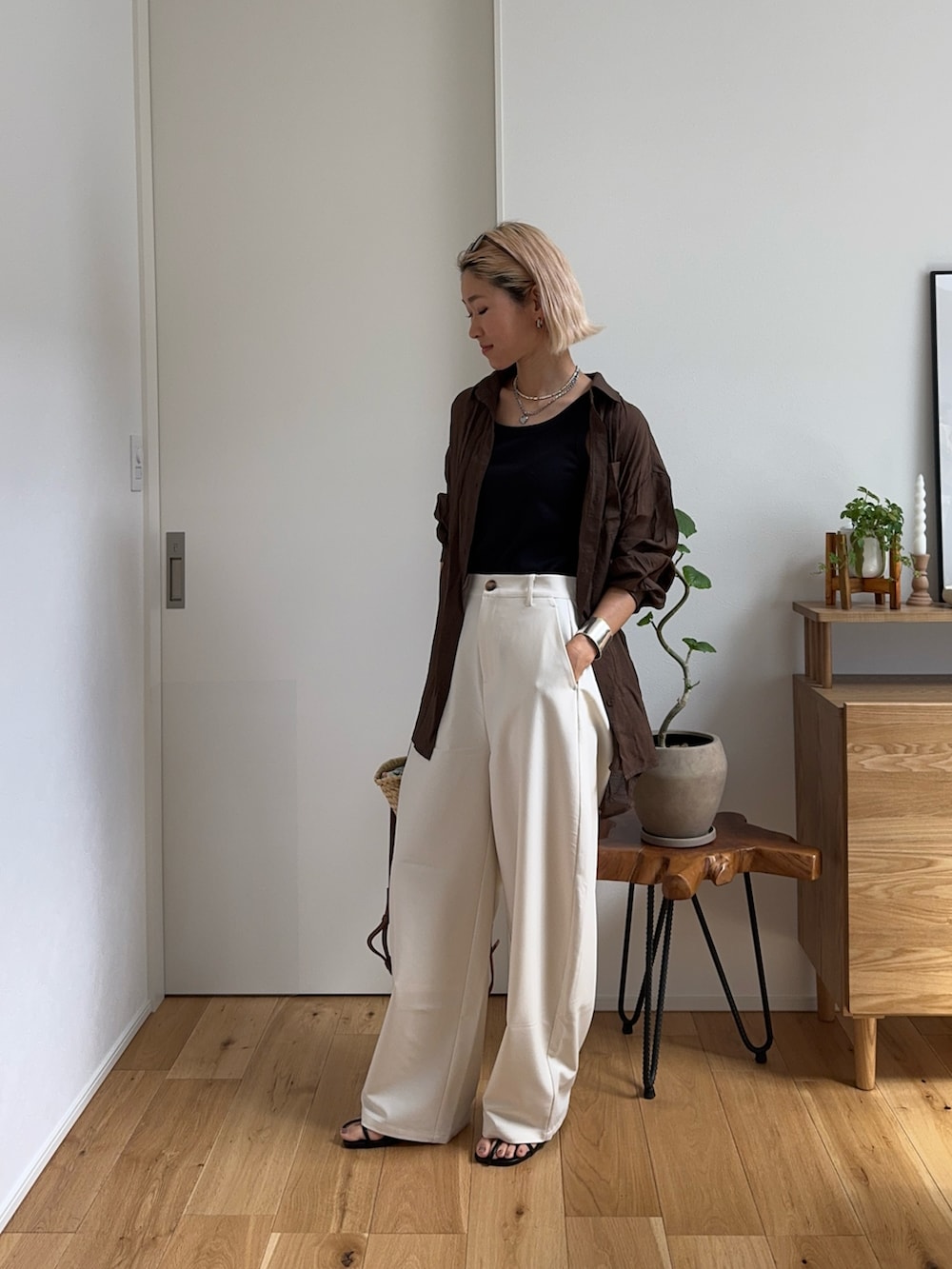 ホワイト系のその他パンツ、ブラウン系のトートバッグを着用したレディースの春コーディネートの3枚目の写真