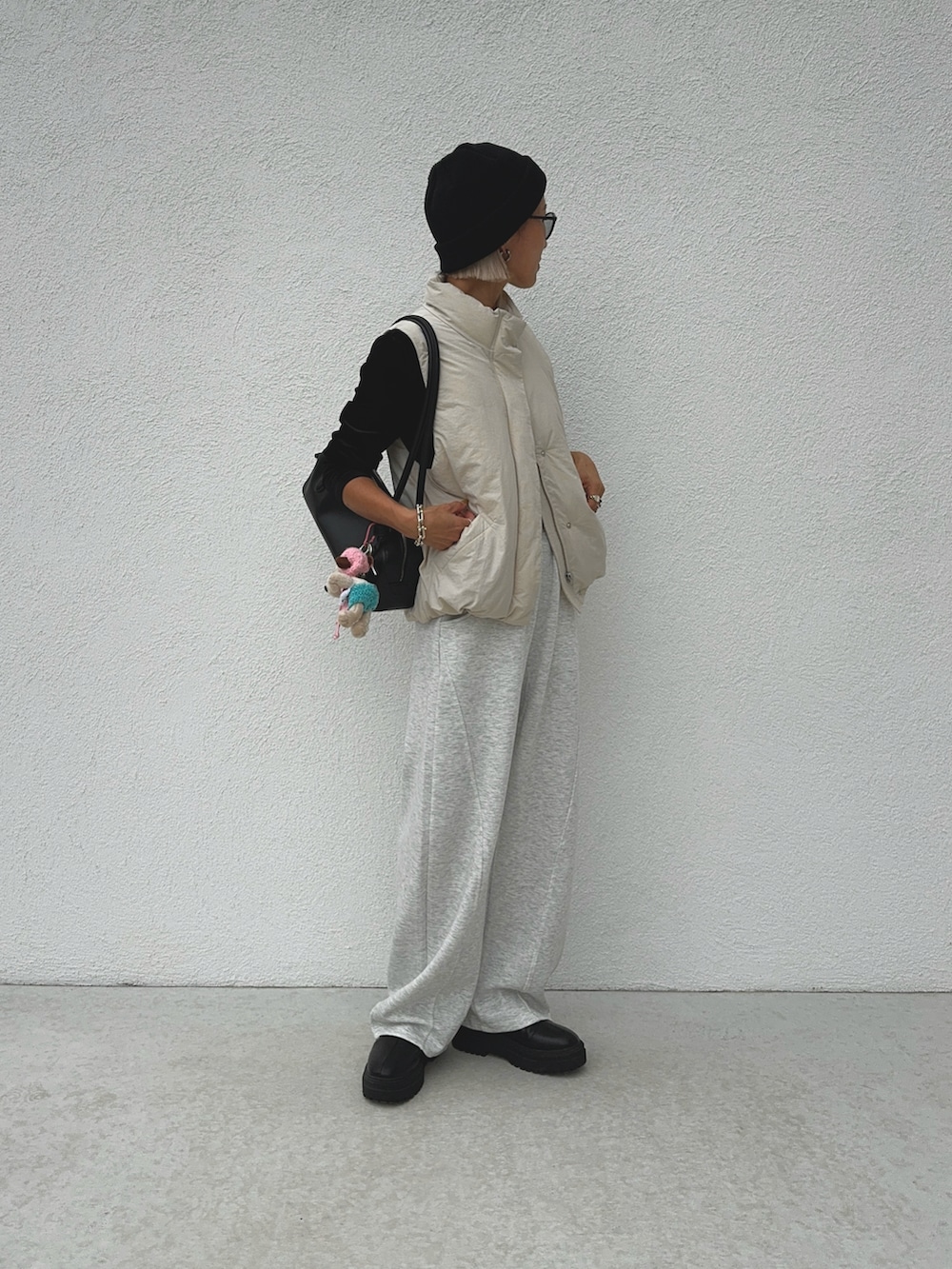 グレー系のその他パンツ、ブラック系のブーツ、ブラック系のTシャツ/カットソーを着用したレディースの秋コーディネートの3枚目の写真