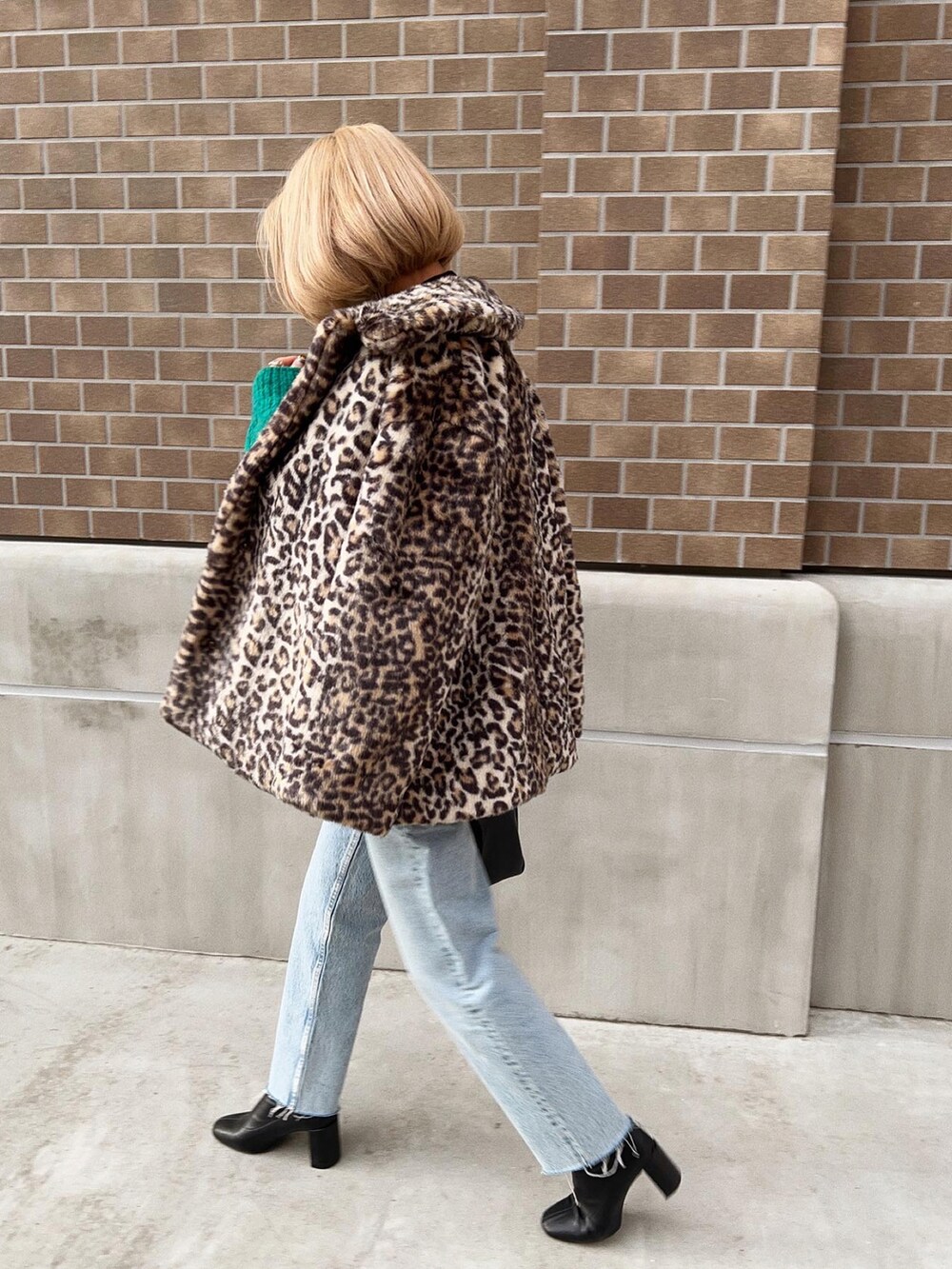 「冬コーデ、デニム、デニムパンツ、158cm、骨格ナチュラル、平均身長コーデ、カラーニット、グリーンニット、ファーアウター、レオパード柄、ブーツコーデ、オトナカジュアル、あったかコーデ、オトナ女子、プチプラ」｜「FREAK'S STOREのフェイクファーコート（その他アウター、その他）」を使った、12anna23さん（レディース・159cm）の冬コーディネートの2枚目の写真
