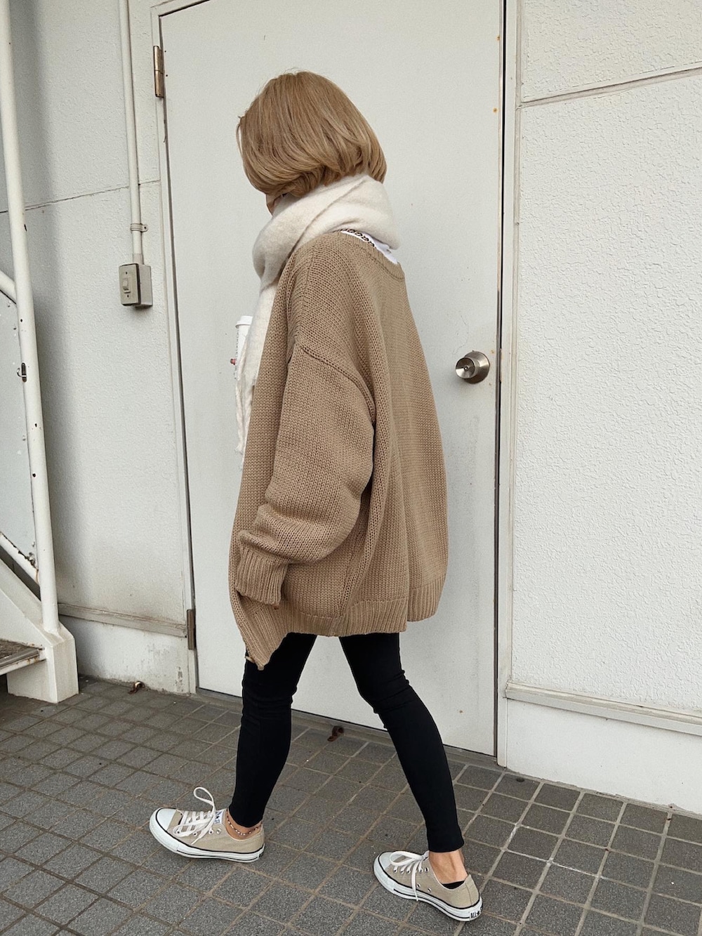 ベージュ系のカーディガン/ボレロ、ブラック系のショルダーバッグ、ブラック系のパンツを着用したレディースの冬コーディネートの3枚目の写真