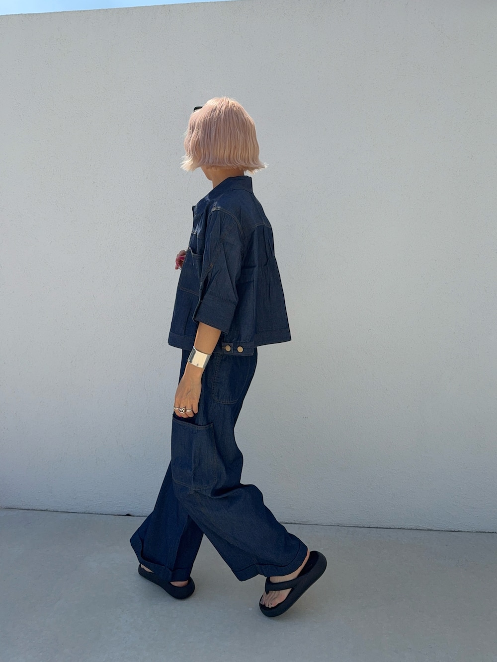 ブルー系のその他パンツ、ブルー系のブルゾンを着用したレディースの春コーディネートの2枚目の写真