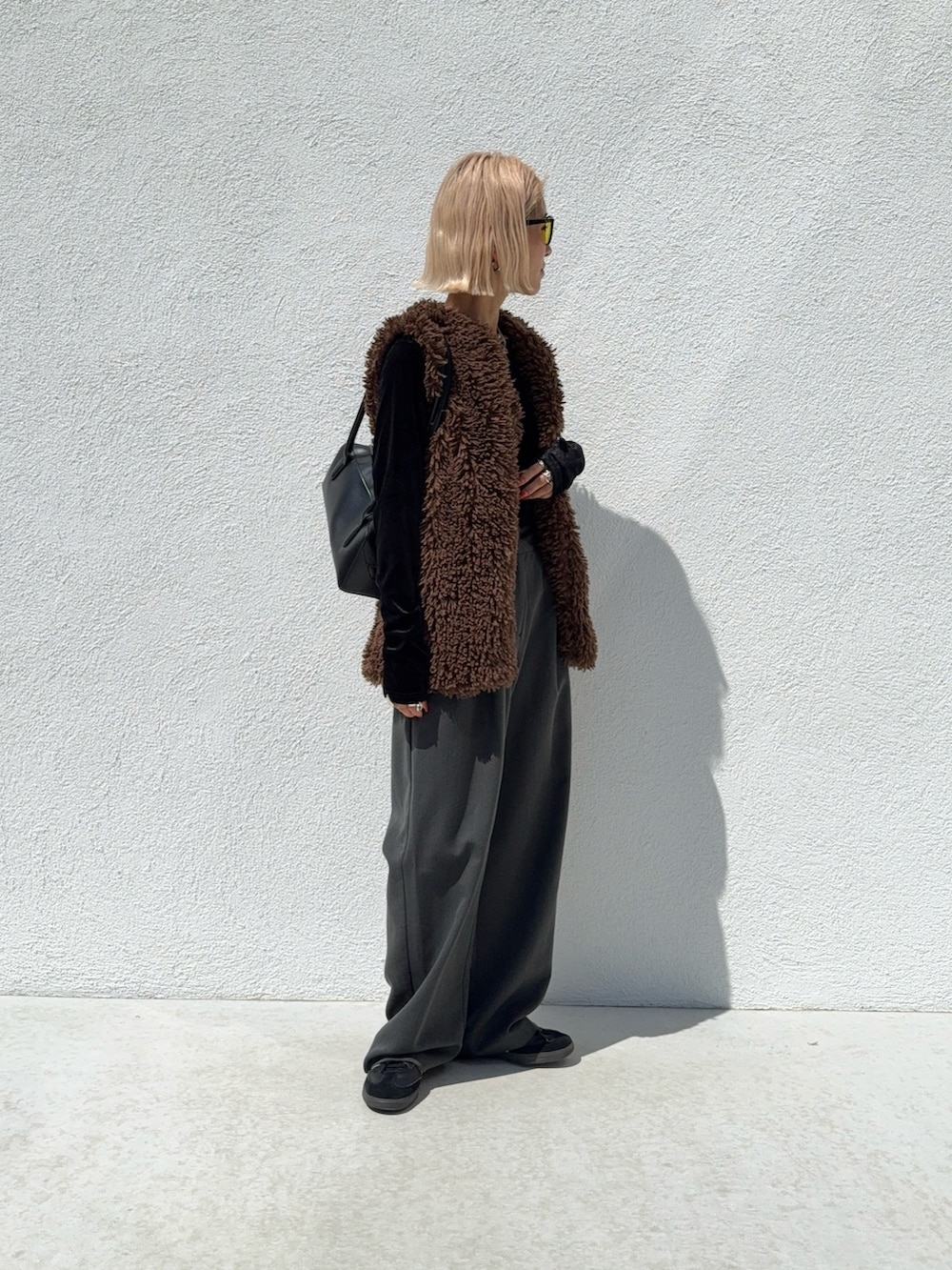 ブラック系のTシャツ/カットソーを着用したレディースの秋コーディネートの3枚目の写真