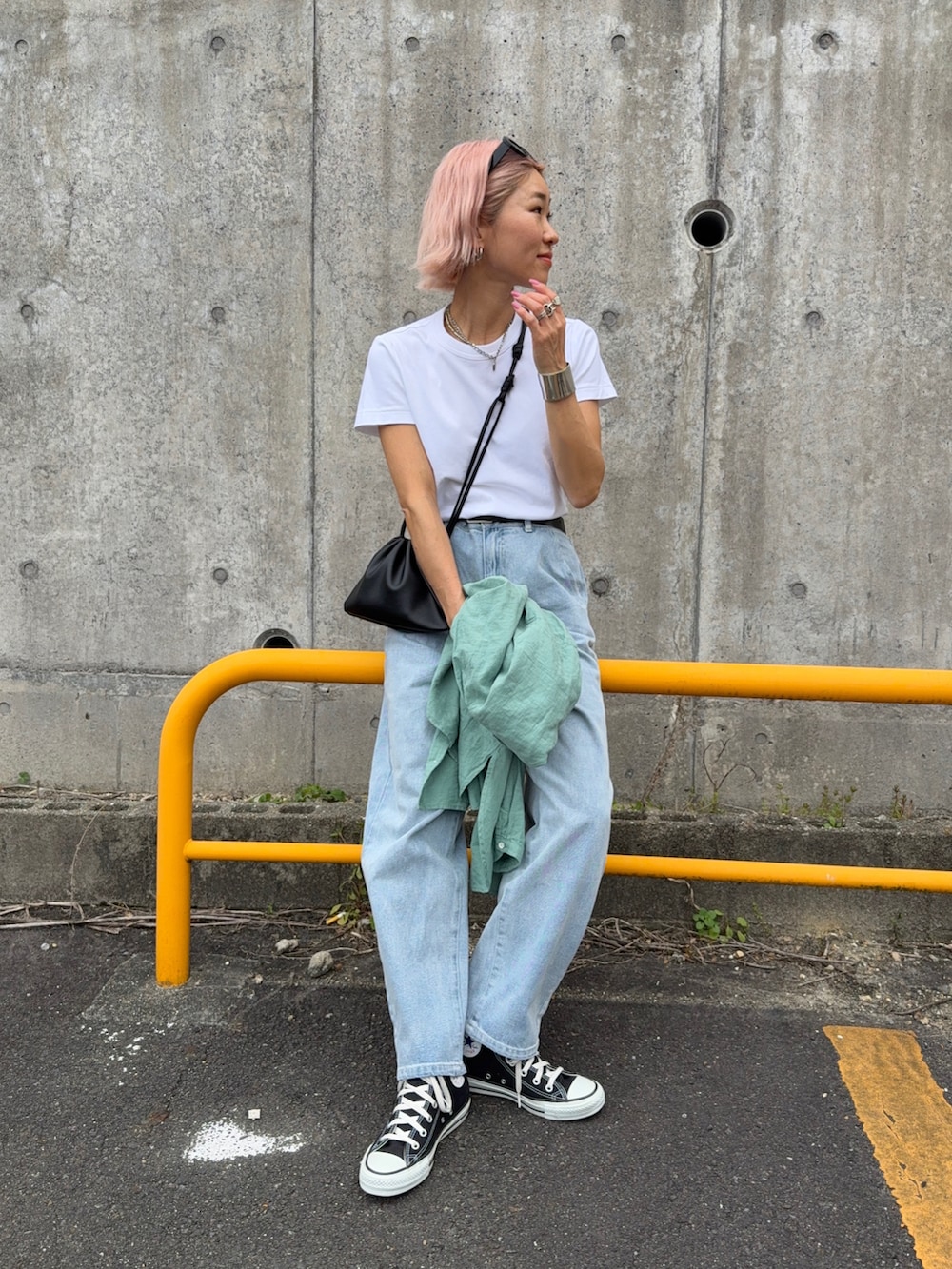 グリーン系のシャツ/ブラウス、ブルー系のデニムパンツ、ベージュ系のキャップを着用したレディースの春コーディネートの2枚目の写真
