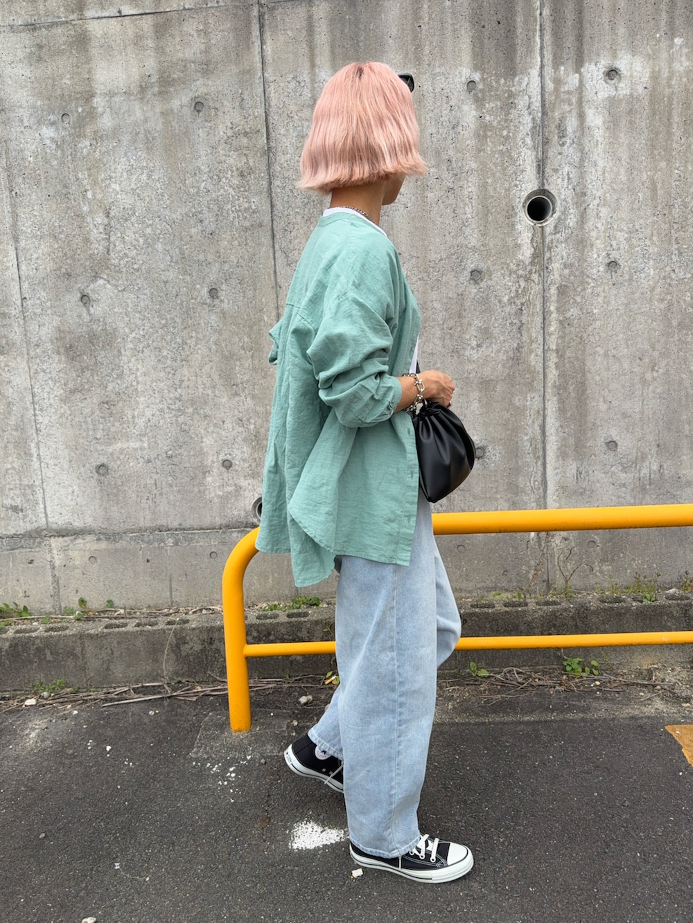 グリーン系のシャツ/ブラウス、ブルー系のデニムパンツ、ベージュ系のキャップを着用したレディースの春コーディネートの4枚目の写真