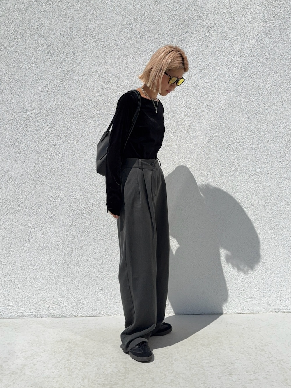 ブラック系のTシャツ/カットソーを着用したレディースの秋コーディネートの4枚目の写真