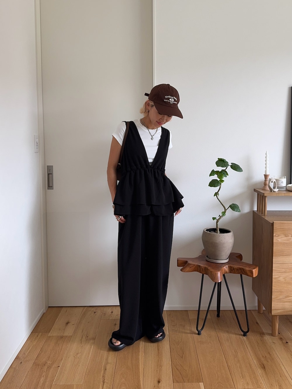 ブラック系のつなぎ/オールインワンを着用したレディースの夏コーディネートの5枚目の写真
