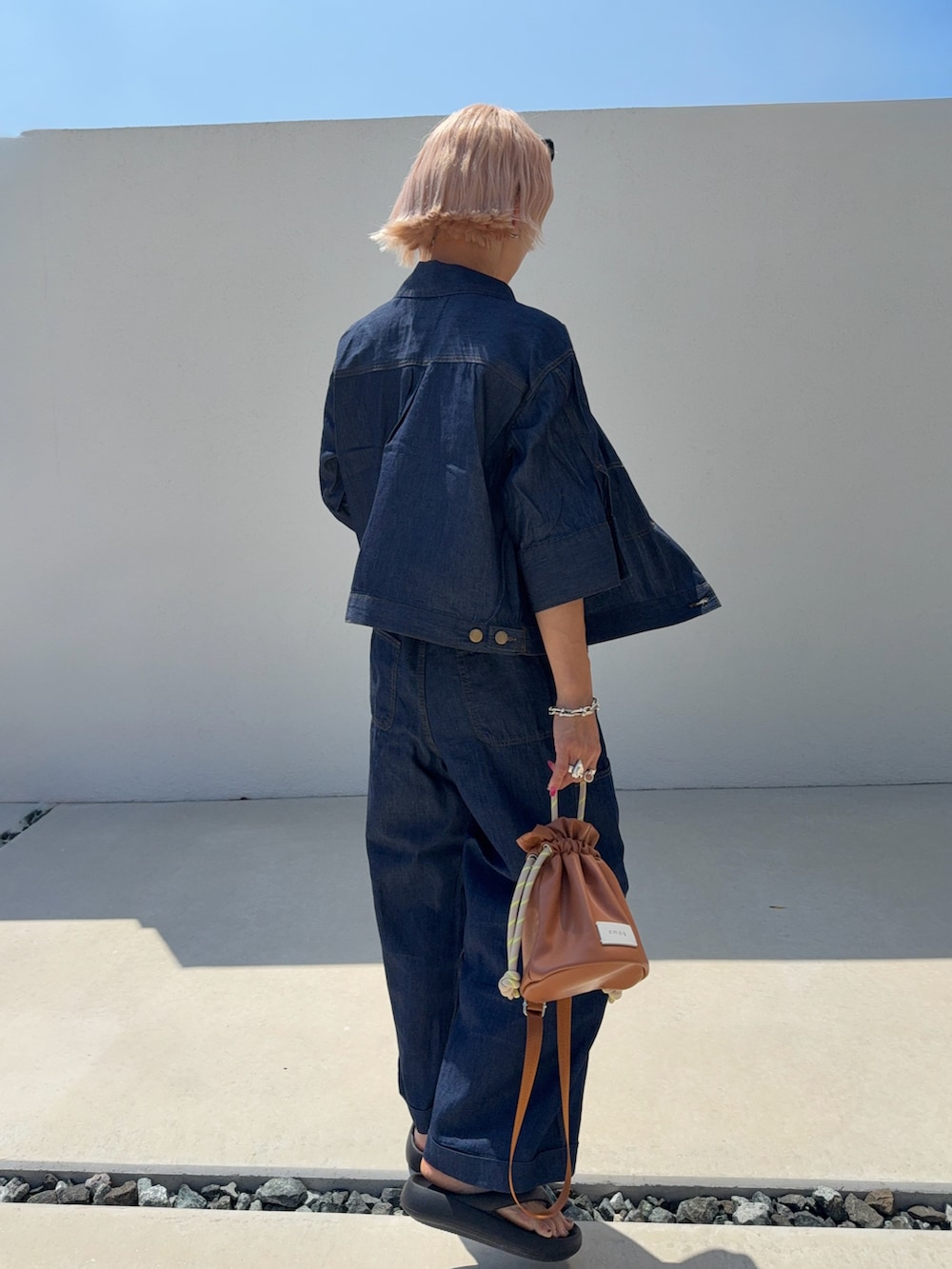 ブルー系のその他パンツ、ブルー系のブルゾンを着用したレディースの春コーディネートの4枚目の写真