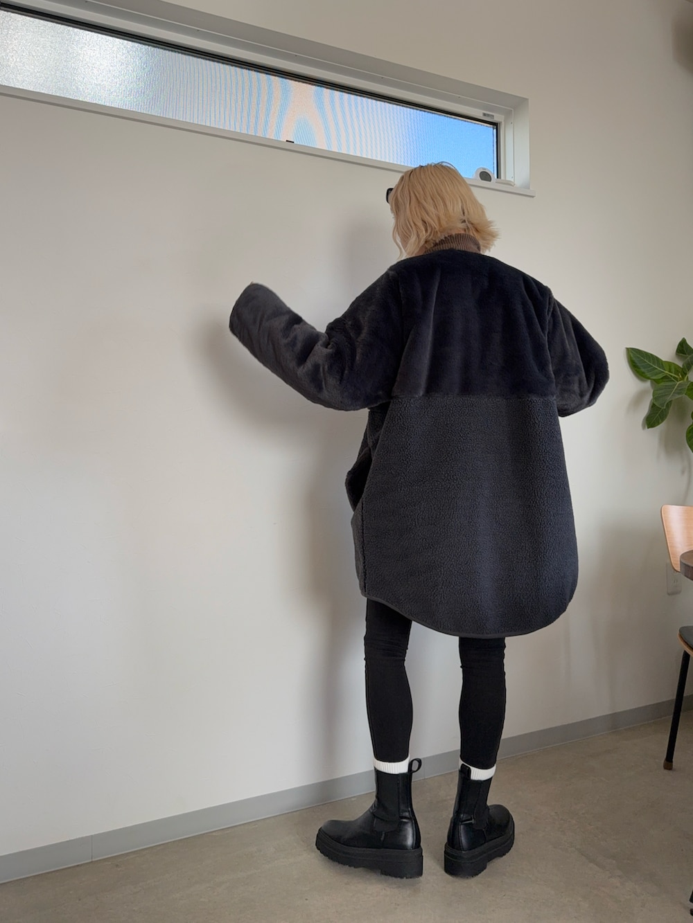 ブラック系のブーツ、その他のショルダーバッグ、グレー系のブルゾンを着用したレディースの冬コーディネートの2枚目の写真