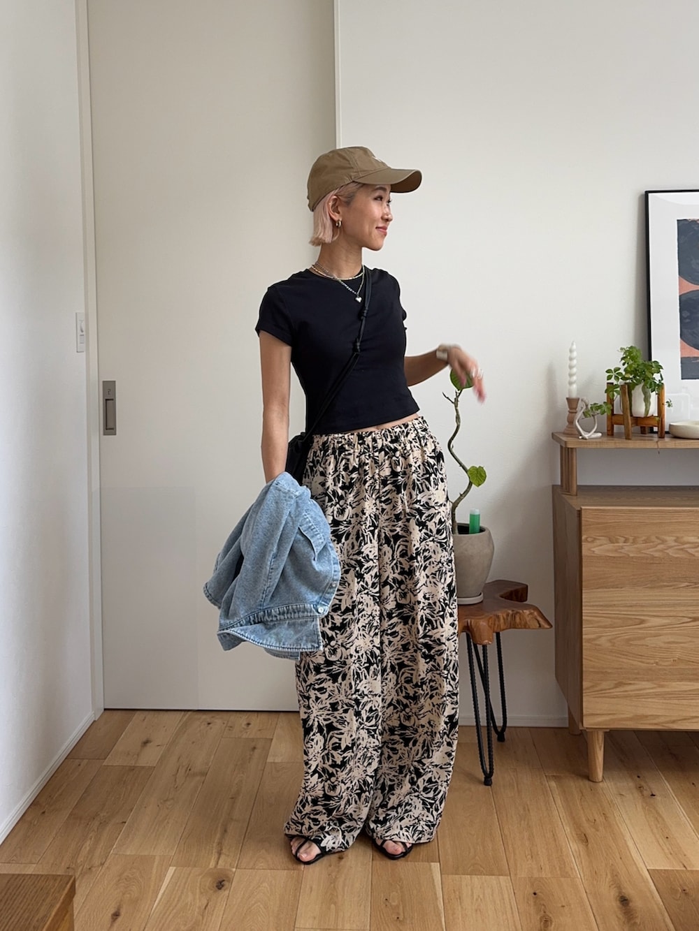ブラック系のその他パンツ、ブラック系のTシャツ/カットソー、ベージュ系のキャップを着用したレディースの春コーディネートの3枚目の写真