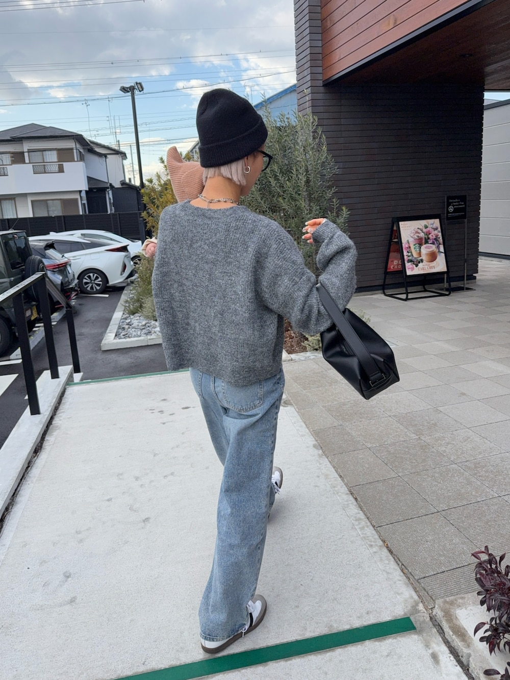 「プチプラ、ニット、ニットコーデ、大人カジュアル、ママコーデ、30代コーデ、158cm、骨格ナチュラル、冬コーデ、デニム、パンツスタイル、スニーカー、シンプルコーデ、ゆるコーデ、グレーコーデ」｜「coca（coca）のハイウエストデニムパンツ（デニムパンツ、ブルー系）」を使った、12anna23さん（レディース・158cm）の冬コーディネートの2枚目の写真