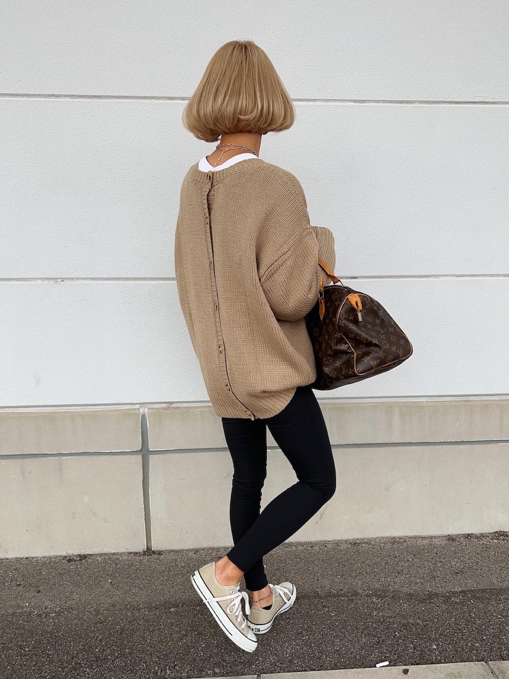 ベージュ系のカーディガン/ボレロ、ブラック系のショルダーバッグ、ブラック系のパンツを着用したレディースの冬コーディネートの4枚目の写真