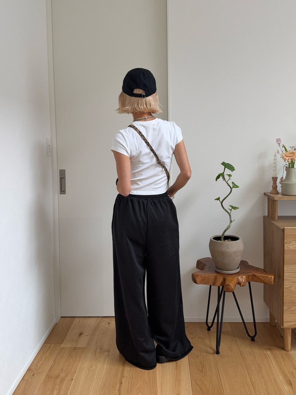 ブラック系のTシャツ/カットソー、ブラック系のスウェットパンツを着用したレディースの春コーディネートの3枚目の写真