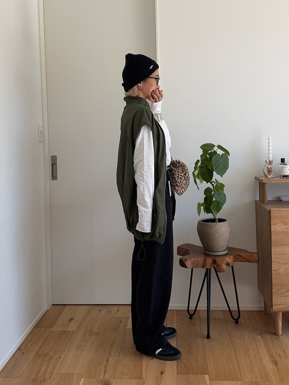 ホワイト系のTシャツ/カットソー、ブラック系のデニムパンツ、ブラック系のスニーカーを着用したレディースの春コーディネートの2枚目の写真