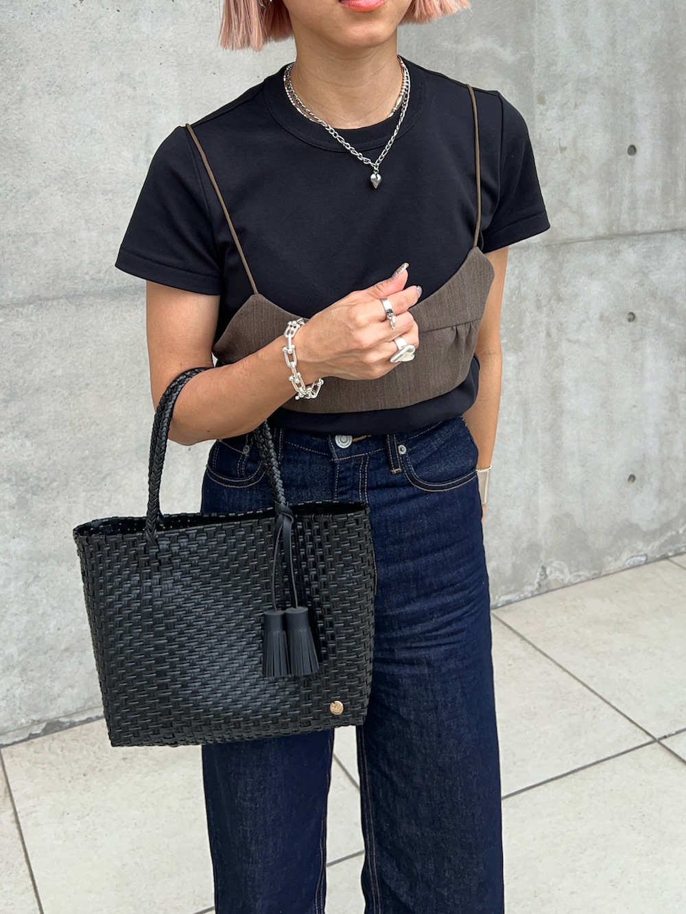 「大人カジュアル、大人コーデ、ビスチェ、夏コーデ、ママコーデ、30代コーデ、夏バッグ、シンブルコーデ、158cm、骨格ナチュラル、サンダル、パンツスタイル、メルカドバッグ、トートバッグ、ハンドバッグ」｜「MOUSSYのCOTTON LINEN 90S STRAIGHT（デニムパンツ、ブルー系）」を使った、12anna23さん（レディース・158cm）の夏コーディネートの4枚目の写真