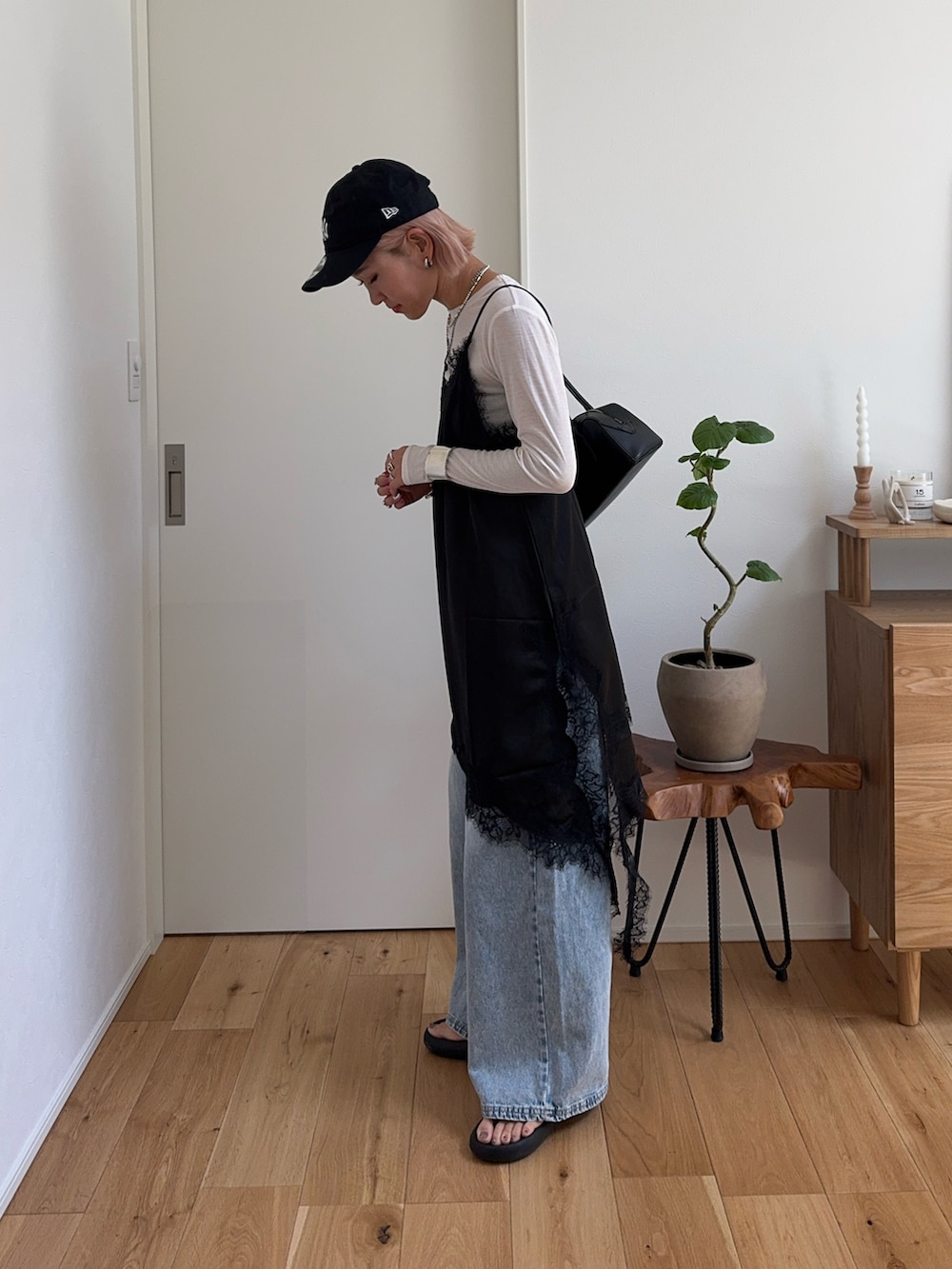 ブラック系のキャミソールを着用したレディースの春コーディネートの3枚目の写真