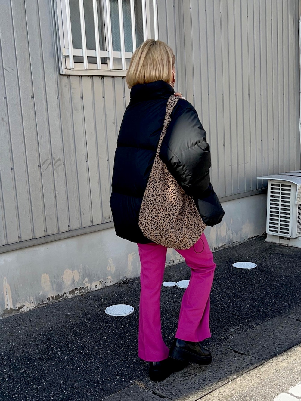 ピンク系のその他パンツ、ブラック系のブーツ、ブラック系のダウンジャケット/コートを着用したレディースの冬コーディネートの3枚目の写真