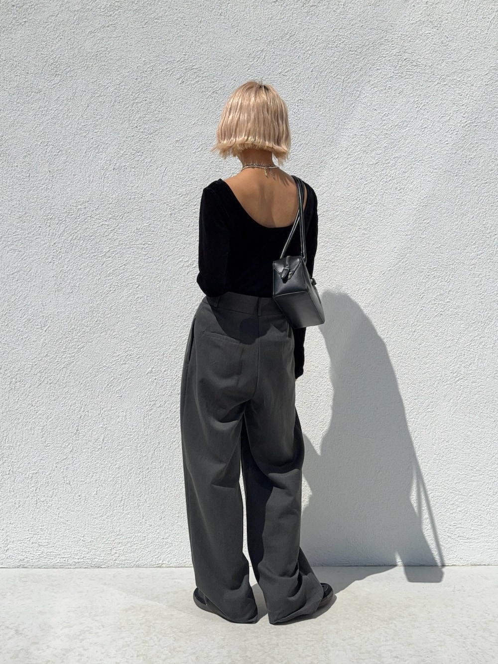 ブラック系のTシャツ/カットソーを着用したレディースの秋コーディネートの2枚目の写真