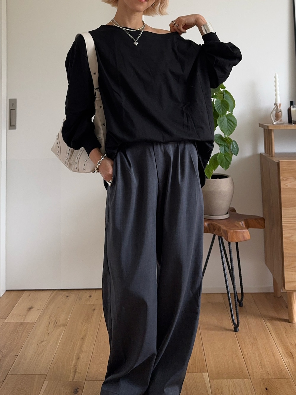 ブラック系のTシャツ/カットソー、ホワイト系のショルダーバッグ、ホワイト系のスニーカーを着用したレディースの春コーディネートの4枚目の写真