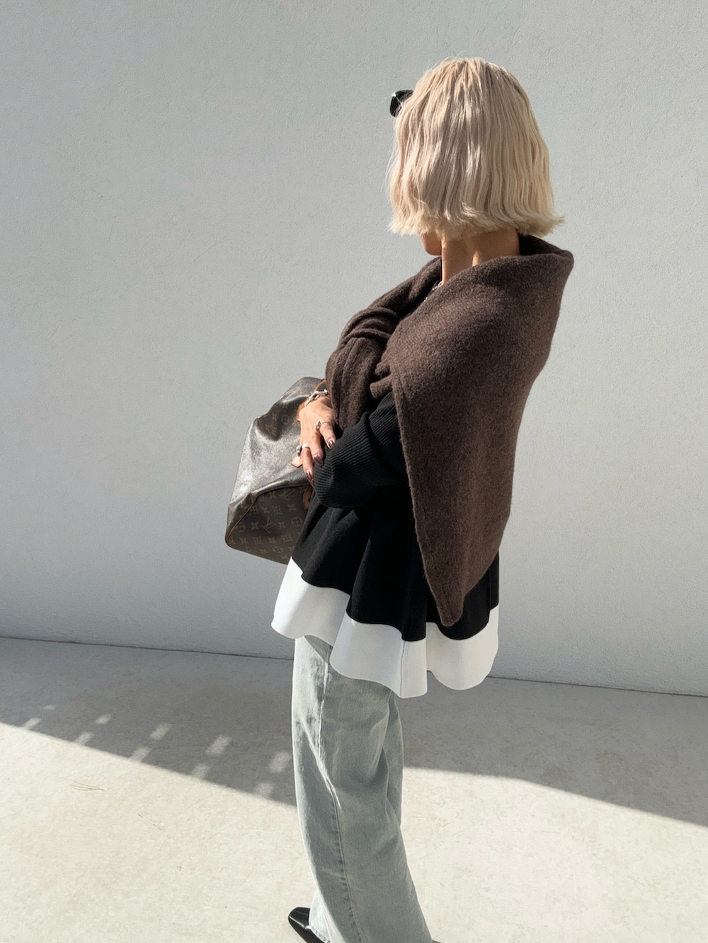 ブラック系のニット/セーターを着用したレディースの秋コーディネートの5枚目の写真