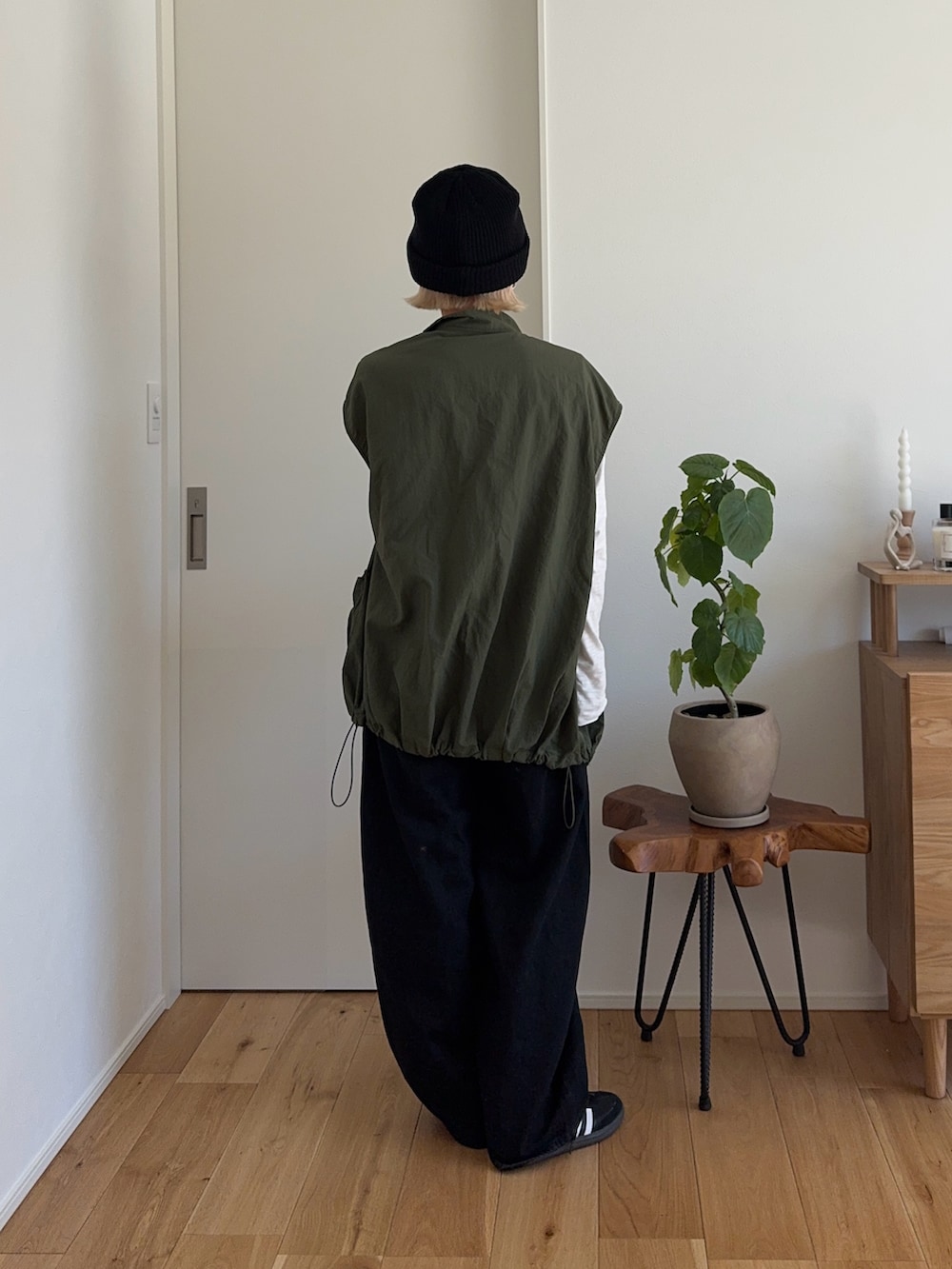 ホワイト系のTシャツ/カットソー、ブラック系のデニムパンツ、ブラック系のスニーカーを着用したレディースの春コーディネートの3枚目の写真
