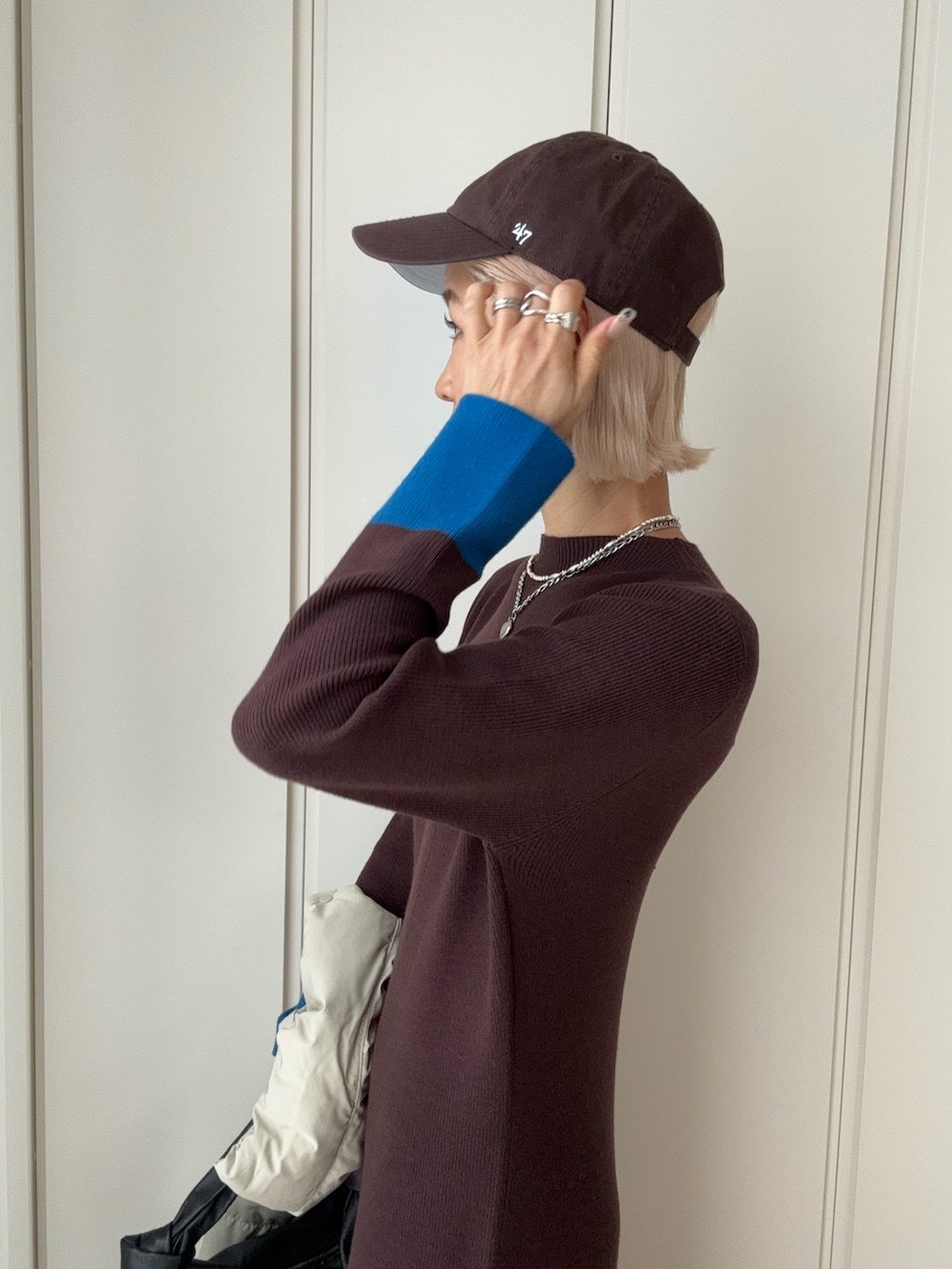 ブラウン系のワンピースを着用したレディースの冬コーディネートの3枚目の写真
