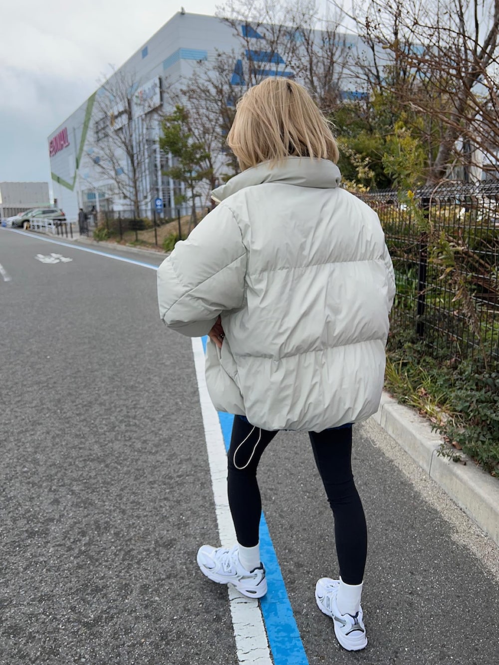 「ニット、カラーニット、ダウンジャケット、スニーカー、ニューバランス、黒スキニー、冬コーデ、メンズライク、パンツスタイル、あけましておめでとうございます！、カジュアルコーデ、シンプルコーデ、158cm、骨格ナチュラル、ブルーニット」｜「SLYのDAMAGED LOOSE TOPS/ダメージルーズニットトップス（ニット/セーター、ブルー系）」を使った、12anna23さん（レディース・159cm）の冬コーディネートの5枚目の写真