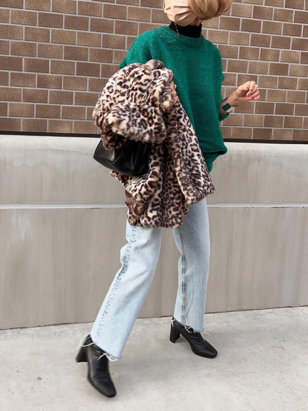 「冬コーデ、デニム、デニムパンツ、158cm、骨格ナチュラル、平均身長コーデ、カラーニット、グリーンニット、ファーアウター、レオパード柄、ブーツコーデ、オトナカジュアル、あったかコーデ、オトナ女子、プチプラ」｜「FREAK'S STOREのフェイクファーコート（その他アウター、その他）」を使った、12anna23さん（レディース・159cm）の冬コーディネートの5枚目の写真