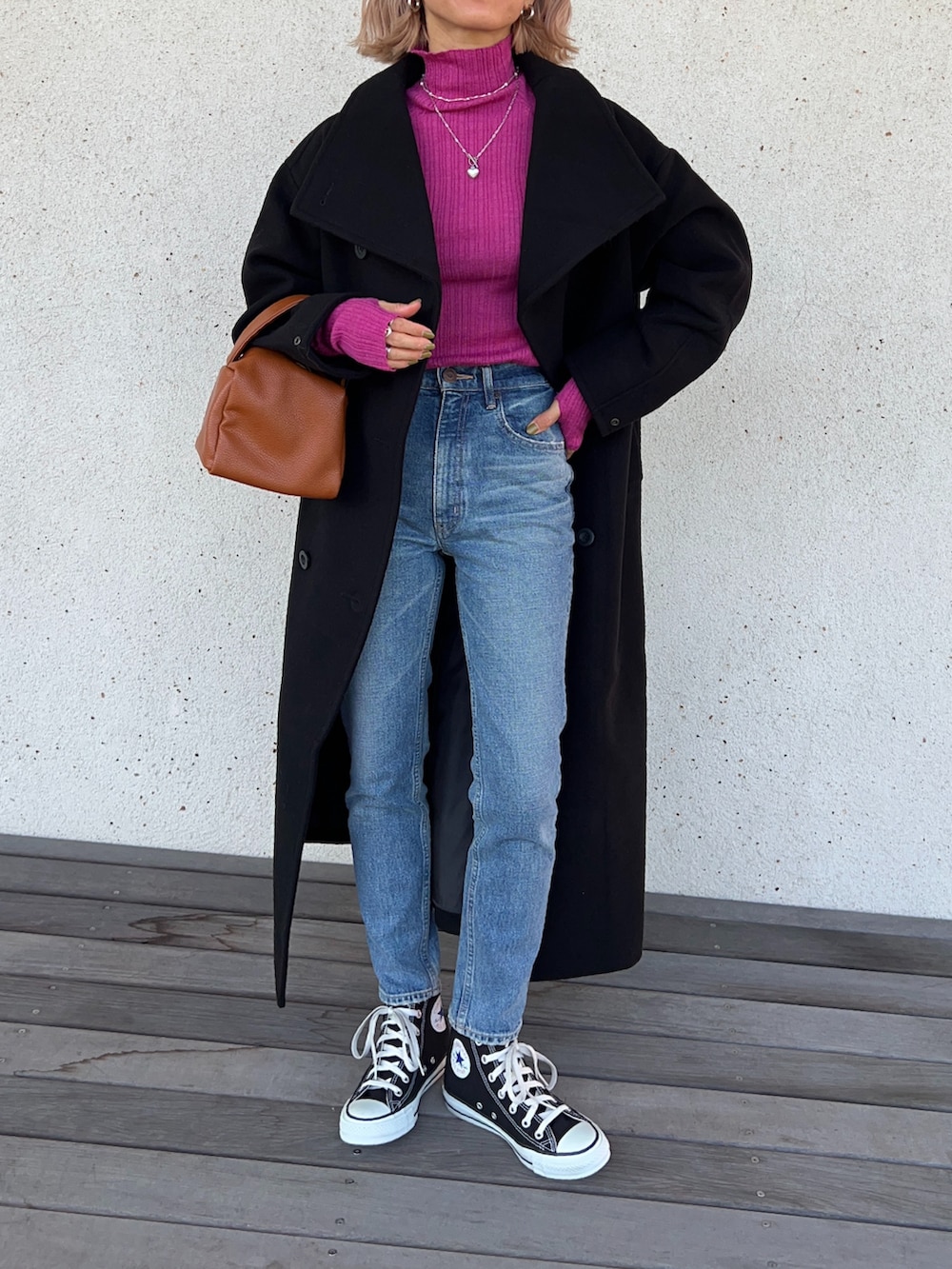 ブラック系のその他アウター、ピンク系のニット/セーター、ブルー系のデニムパンツを着用したレディースの秋コーディネートの5枚目の写真