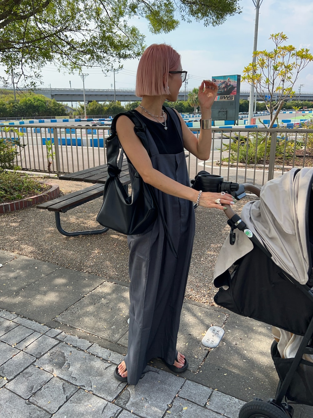 「レイヤードスタイル、お出かけコーデ、ジャンパースカート、スカート、カジュアル、カジュアルコーデ、大人カジュアル、大人コーデ、オトナカジュアル、158cm、骨格ナチュラル、ママコーデ、プチプチ、モノトーン、シンプルコーデ」｜「Bonjour Saganのハイウエストロングジャンパースカート（ジャンパースカート、グレー系）」を使った、12anna23さん（レディース・158cm）の夏コーディネートの3枚目の写真