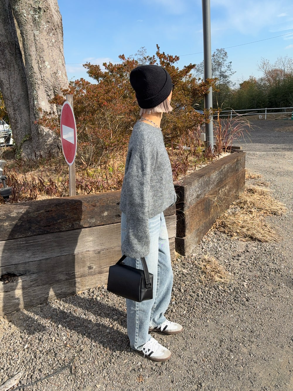 「プチプラ、ニット、ニットコーデ、大人カジュアル、ママコーデ、30代コーデ、158cm、骨格ナチュラル、冬コーデ、デニム、パンツスタイル、スニーカー、シンプルコーデ、ゆるコーデ、グレーコーデ」｜「coca（coca）のハイウエストデニムパンツ（デニムパンツ、ブルー系）」を使った、12anna23さん（レディース・158cm）の冬コーディネートの3枚目の写真
