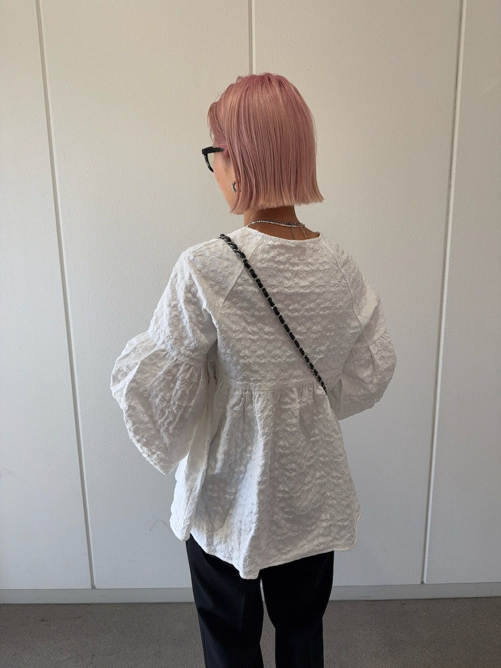 「春めき満開コーデ、ブラウス、春コーデ、モノトーン、158cm、骨格ナチュラル、ママコーデ、ママファッション、30代コーデ、大人カジュアル、パンツスタイル」｜「SAISON DE PAPILLONのパール付きキーネックふんわりブラウス（シャツ/ブラウス、ホワイト系）」を使った、12anna23さん（レディース・158cm）の春コーディネートの5枚目の写真