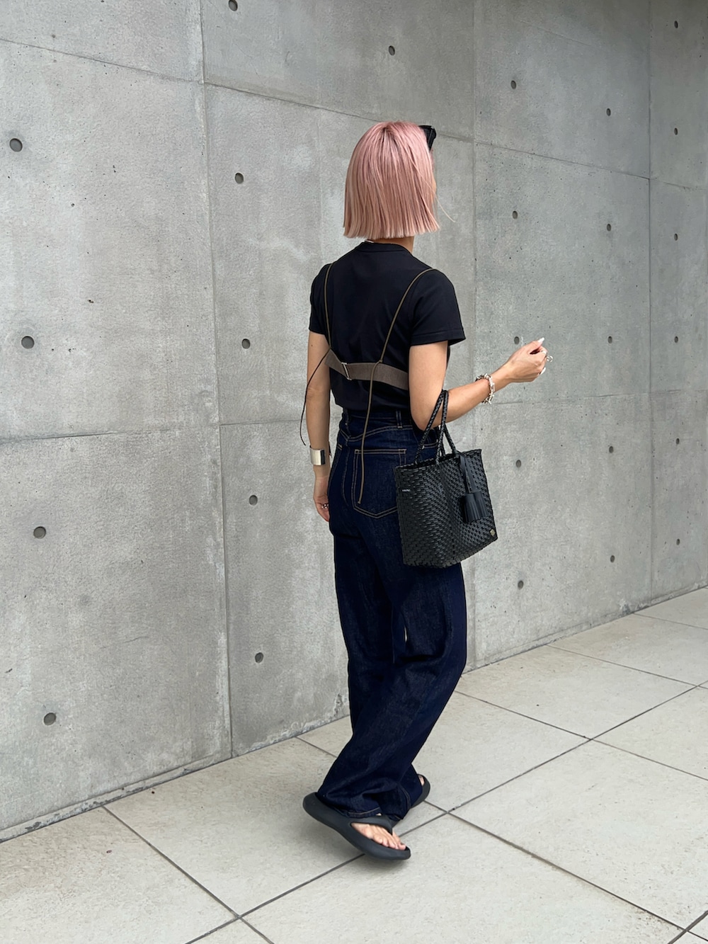 「大人カジュアル、大人コーデ、ビスチェ、夏コーデ、ママコーデ、30代コーデ、夏バッグ、シンブルコーデ、158cm、骨格ナチュラル、サンダル、パンツスタイル、メルカドバッグ、トートバッグ、ハンドバッグ」｜「MOUSSYのCOTTON LINEN 90S STRAIGHT（デニムパンツ、ブルー系）」を使った、12anna23さん（レディース・158cm）の夏コーディネートの2枚目の写真