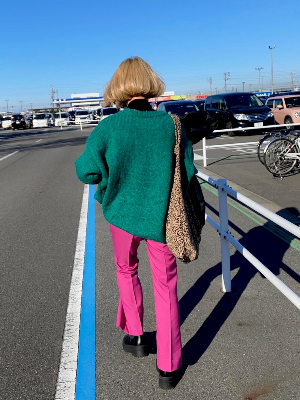 ピンク系のその他パンツ、ブラック系のブーツ、ブラック系のダウンジャケット/コートを着用したレディースの冬コーディネートの2枚目の写真