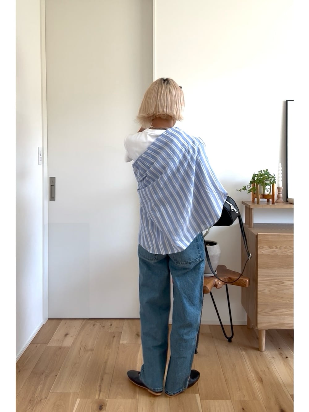 ブラック系のパンプスを着用したレディースの春コーディネートの3枚目の写真